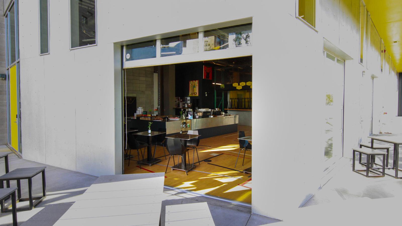 Các quán cà phê như quán Black Black Coffee (Cà phê Đen Đen) ghét cay ghét đắng việc khách hàng làm hỏng cà phê của quán khi bỏ thêm đường