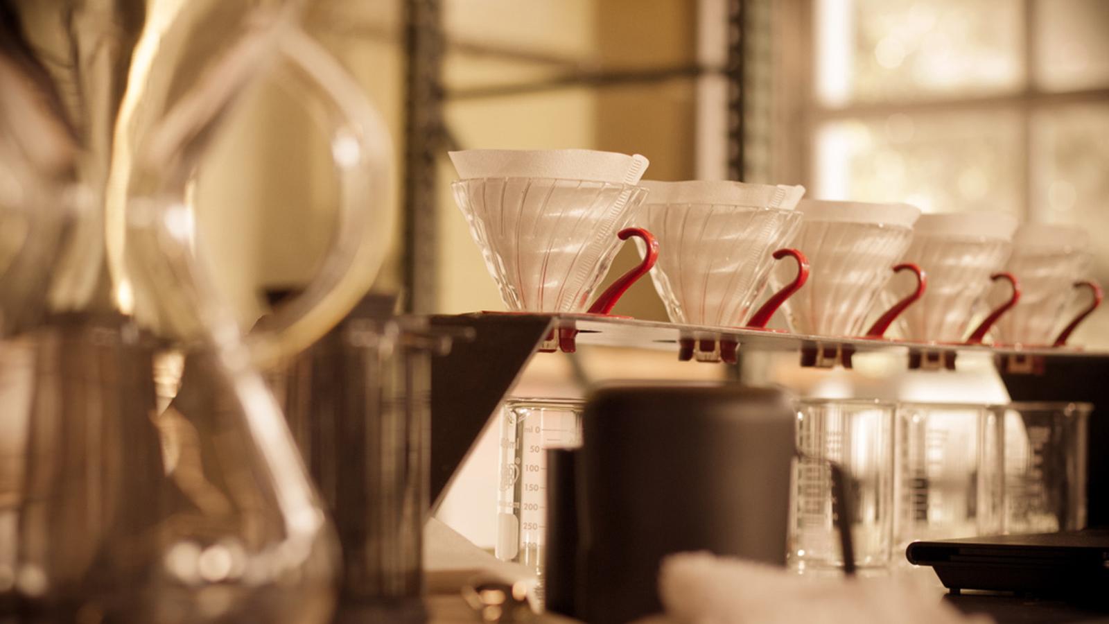 Nếu không quá khắt khe trong cách phục vụ đồ uống thì Black Black đã có thể kiếm thêm được rất nhiều tiền, chủ quán Josh McNeilly nói