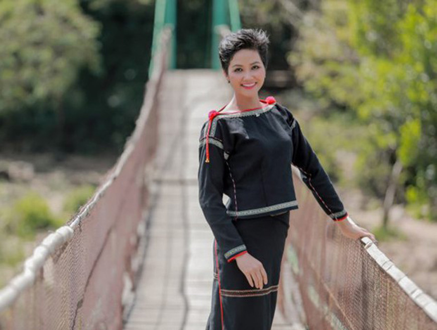 Hoa hậu H'hen Niê đẹp nhất khi mặc trang phục truyền thống