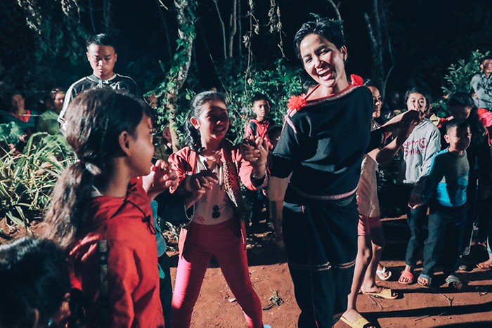 Sau khi đoạt vương miện Hoa hậu Hoàn vũ Việt Nam 2017, H’hen Niê lọt top 5 

Hoa hậu Hoàn vũ Thế giới 2018