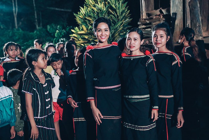 Lộng lẫy trên sân khấu nhưng ngoài đời H’hen Niê lại giản dị. Mỗi khi về 

quê, cô thường chọn mặc trang phục truyền thống