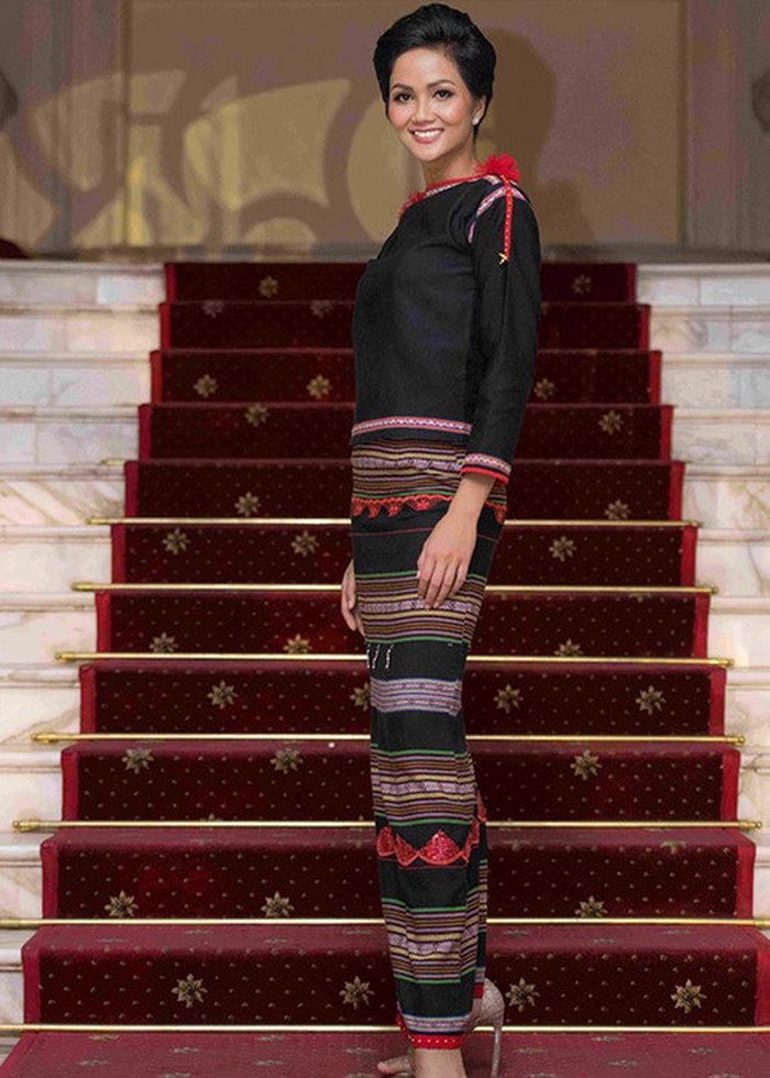 Dự một số sự kiện, H’hen Niê tự hào khoác lên mình trang phục dân tộc người Ê-Đê