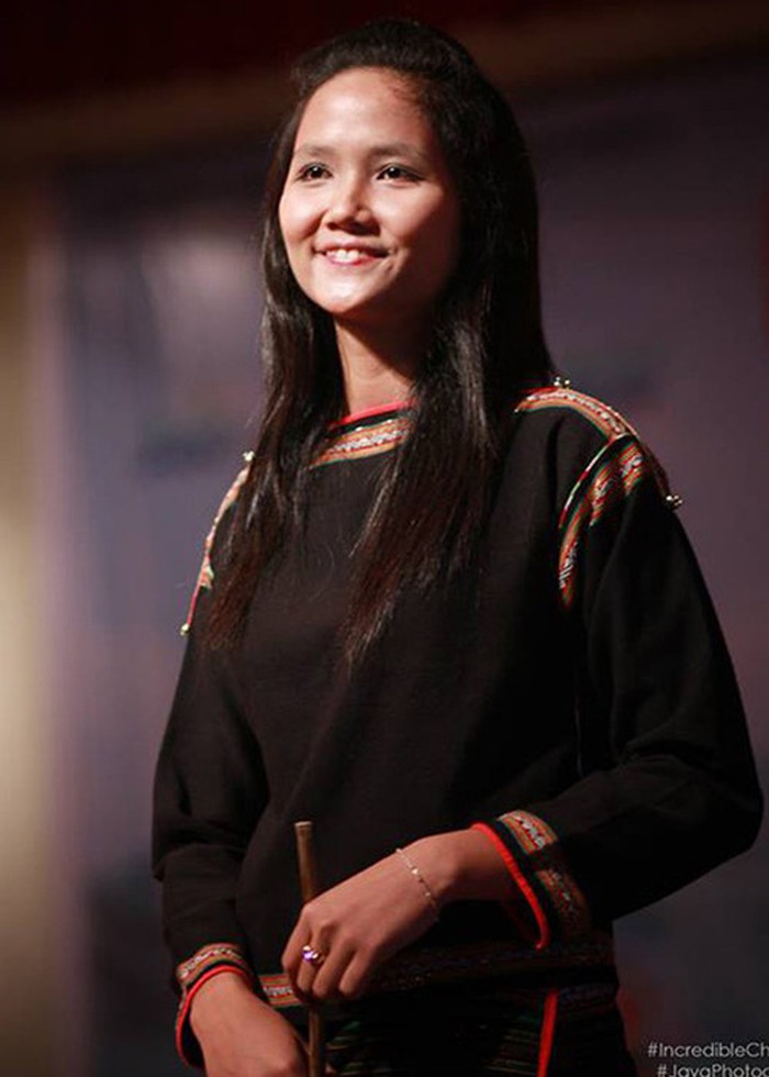 Hình ảnh Hoa hậu H'hen Niê năm 19 tuổi để tóc dài, mặc trang phục dân tộc tham gia biểu diễn trong chương trình giao lưu văn nghệ giữa các dân tộc thiểu số