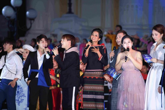 Gần đây, H'hen Niê đã dành 1,1 tỷ đồng được mạnh thường quân tặng khi lọt top 5 Hoa hậu Hoàn vũ Thế giới 2018 cho buôn làng của mình. Ảnh: Ngôi sao