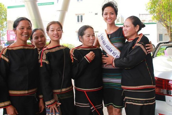 Người đẹp cũng ngỏ ý muốn làm đường và điện sáng cho buôn làng và được đồng ý