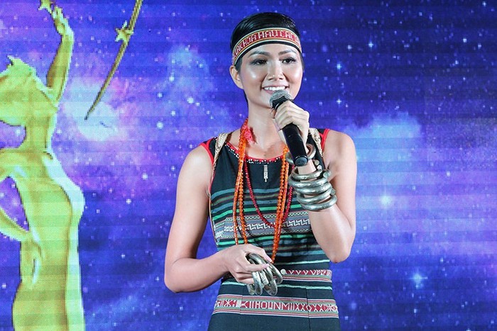 Người dân ở quê H'hen Niê mới đây còn muốn đổi tên cổng chào và con đường 

mang tên cô. Tuy nhiên, người đẹp từ chối