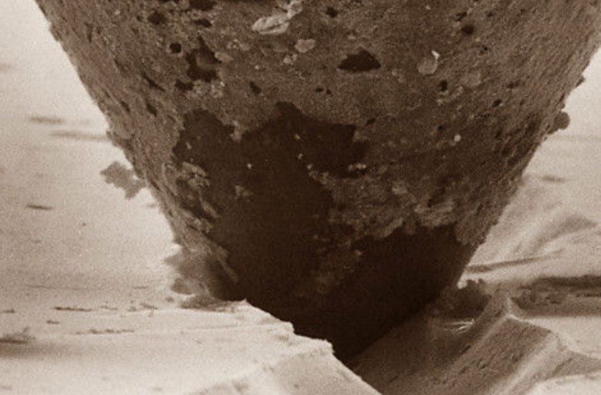 Hình chụp đầu kim đang tạo ra rãnh âm thanh xuống mặt đĩa