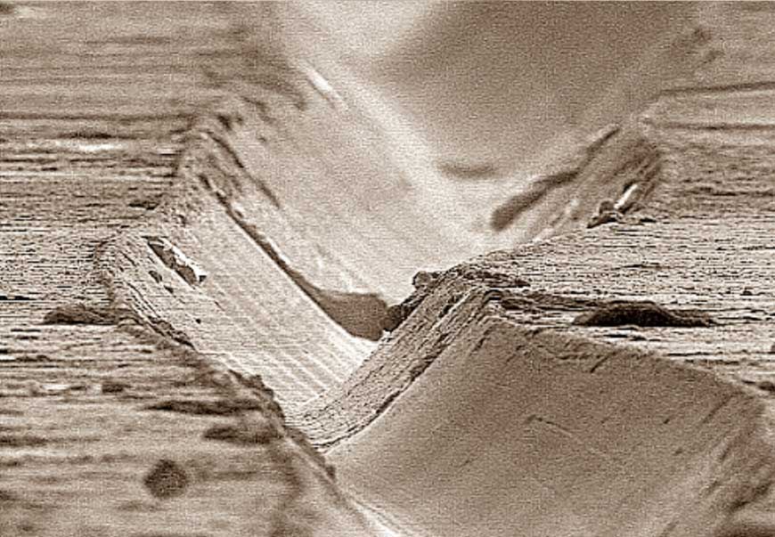 Rãnh âm thanh sau khi đã tạo xong. Khi cái kim phát âm đi qua rãnh này sẽ lập lại âm thanh lúc nó ghi vào